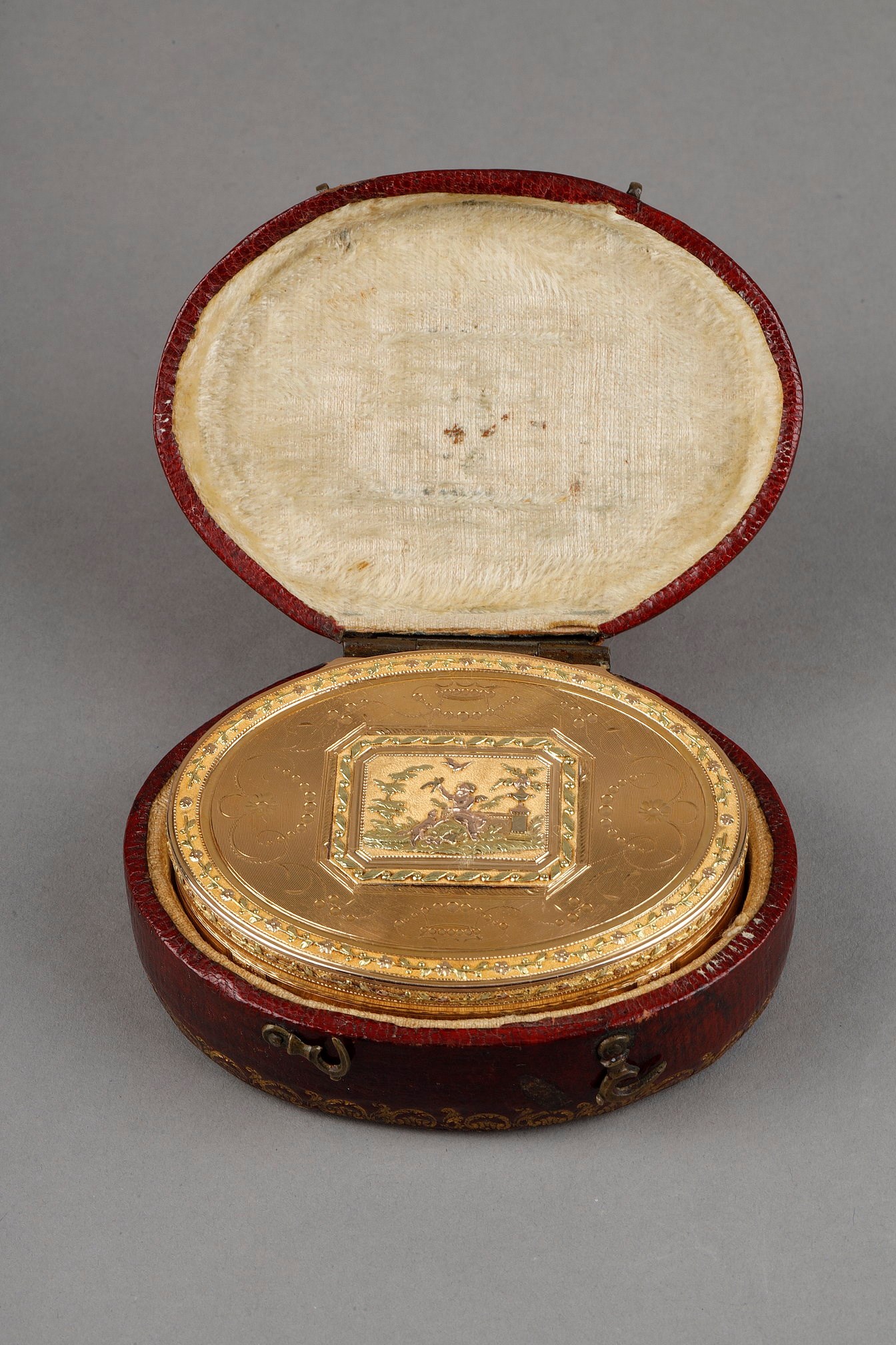 Late 18th century gold oval box in its case 